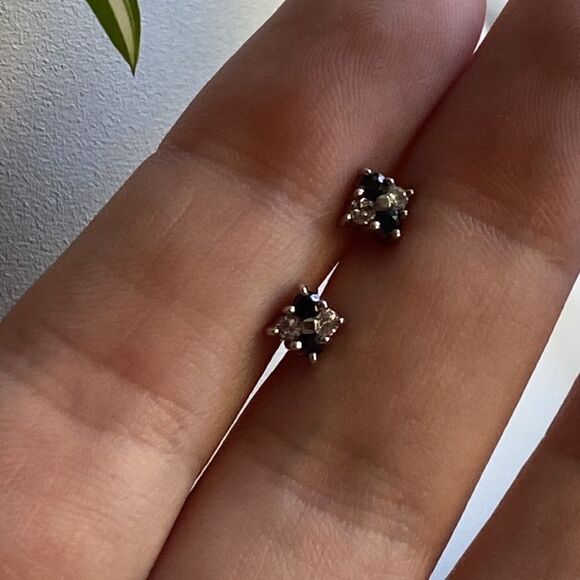 💛 14k White Gold Flower, Sapphire & Diamond Earrings - Picture 9 of 10